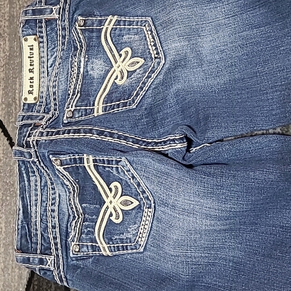 ROCK REVIVAL BECKY EASY-FIT CAPRI DENIM JEAN - Picture 15 of 16